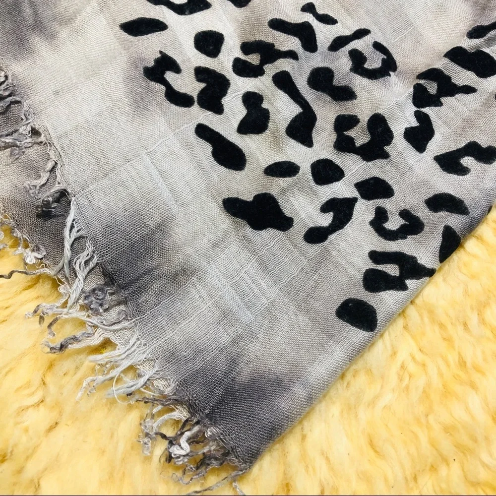 Grey Leopard Print Fashion Scarf